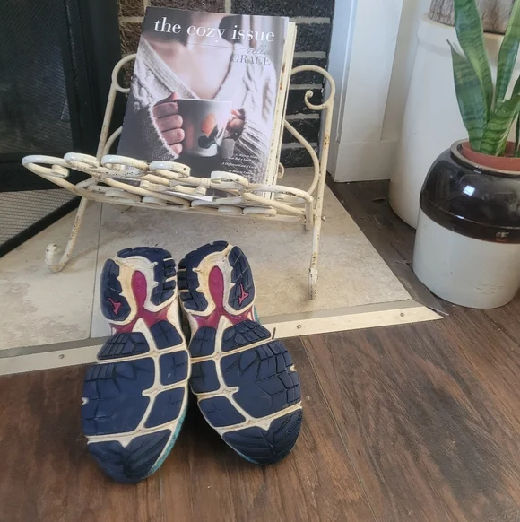 Size 9/Eur40 Women's Mizuno Teal and Fuschia Running Shoes - Picture 3 of 8